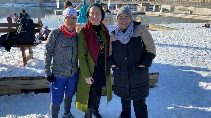 Claudia Müller (links) neben Autorin Gudrun Wieser.
