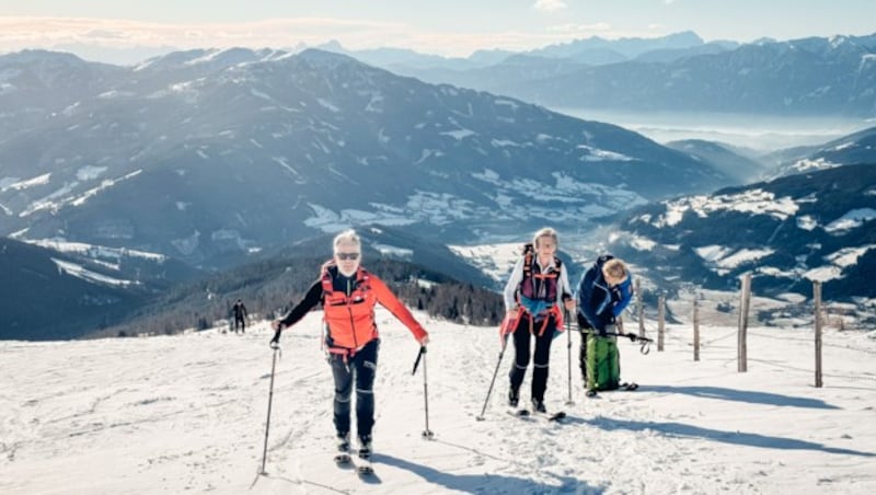 Die Adventwanderer wurden mit traumhafter Fernsicht während des Aufstiegs belohnt. (Bild: Hannes Wallner)