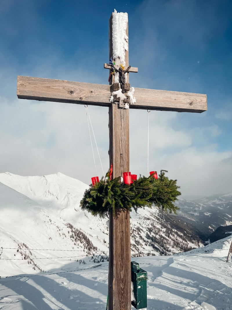 Seit Jahren wird in der Adventzeit ein Adventkranz am Gipfelkreuz des Stubecks befestigt. (Bild: Hannes Wallner)