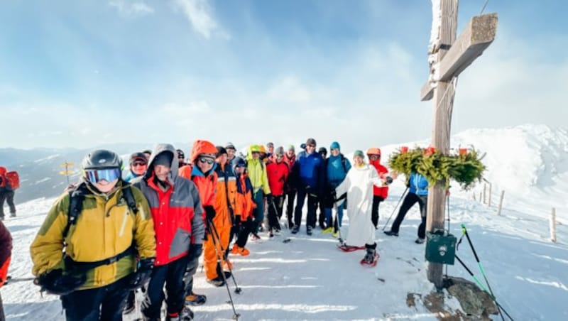 Sturmböen machten die Adventfeier direkt beim Gipfelkreuz wieder einmal unmöglich. (Bild: Hannes Wallner)