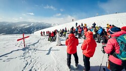 Direkt unterhalb des Stubeck-Gipfels fand in einer windgeschützten Senke die Adventfeier statt. (Bild: Hannes Wallner)