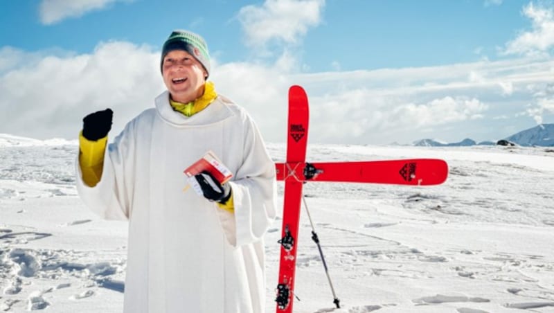 Alpinseelsorger Roland Stadler vor dem Kreuz aus Skiern. (Bild: Hannes Wallner)