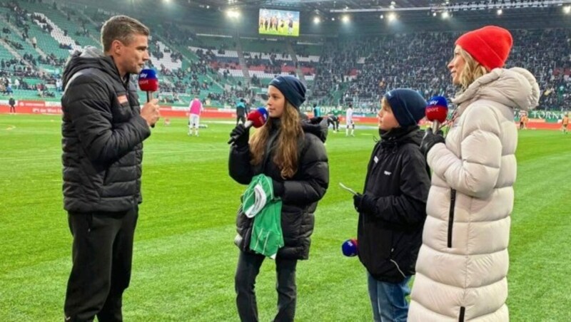 Rapids Trainer Robert Klauß (li.) stellte sich den Fragen der kritischen Kinder-Reporter ... (Bild: Sky)