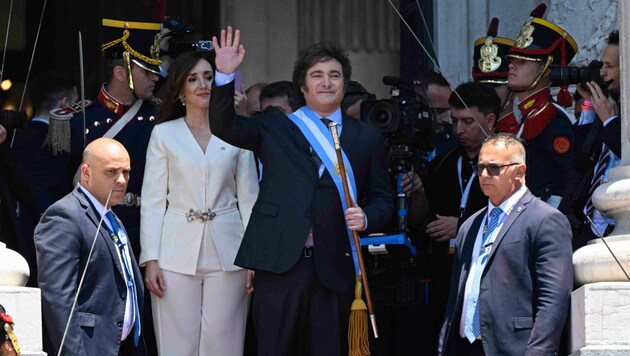 Milei mit seiner Vizepräsidentin Victoria Villarruel (Bild: APA/AFP/Luis ROBAYO)
