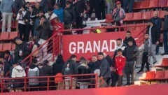 Fans verlassen nach dem Match-Abbruch das Stadion von Granada (Bild: AFP)