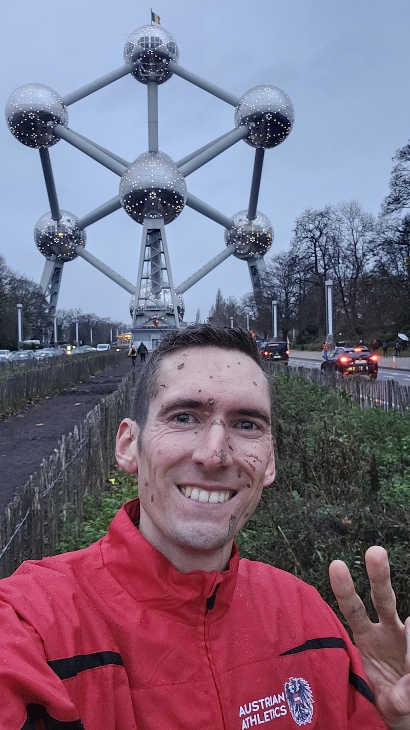 Vojta vor dem Atomium in Brüssel (Bild: zVg.)