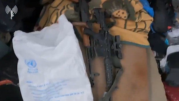 In einem Video zieht ein israelischer Soldat Sturmgewehre aus einem UNRWA-Sack. (Bild: Screenshot/IDF)