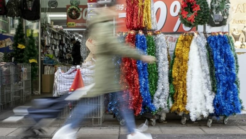 Das Weihnachtsgeschäft im Handel hat bis jetzt noch nicht unter den Warnstreiks gelitten. (Bild: APA/TOBIAS STEINMAURER)