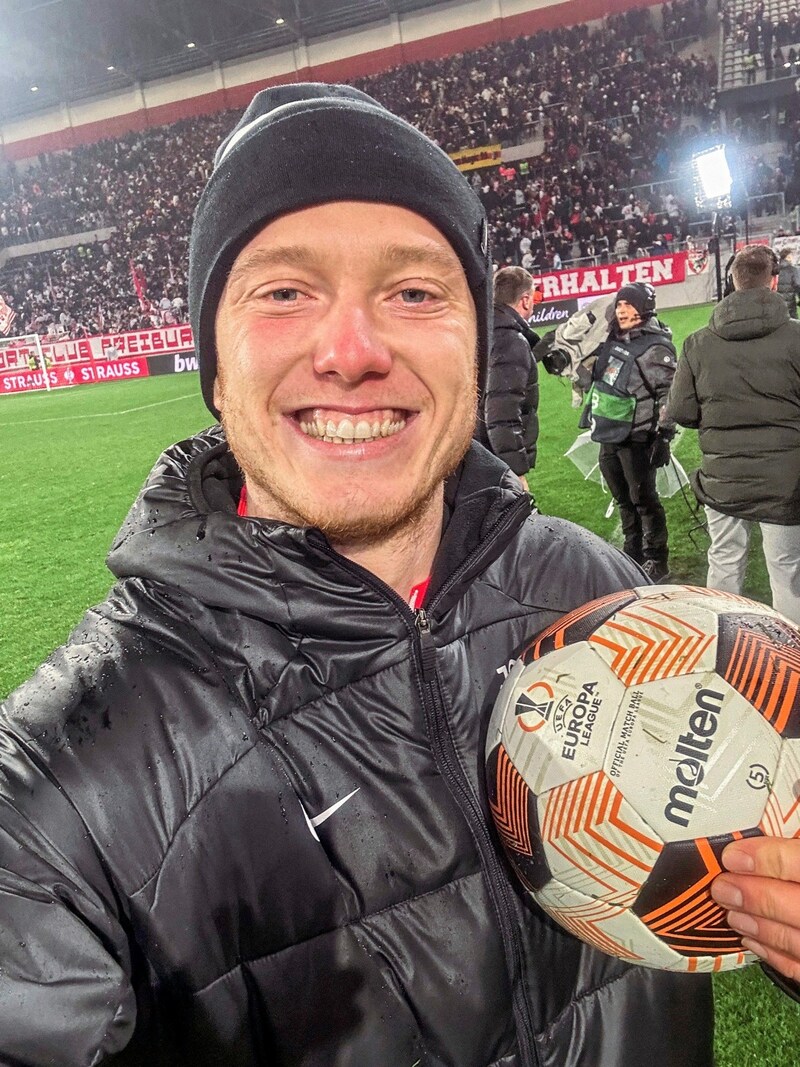 Den Ball vom Hattrick gegen Piräus nahm „Gregerl“ mit nach Hause. (Bild: SC Freiburg)