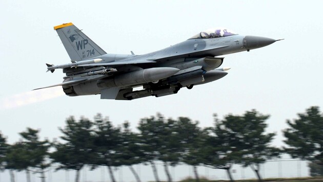 Ein F-16-Kampfjet der US-Armee hebt von der Kunsan Airbase ab. (Bild: AP)