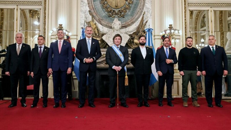 Foto der internationalen Gratulanten mit Orbán und Selenskyj (re. und zweiter v. re.) (Bild: APA/AFP/Casa de S.M. el Rey/JOSE JIMENEZ)