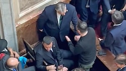 Ein argentinischer Abgeordneter hat die Unterredung zwischen Viktor Orbán und Wolodymyr Selenskyj mit seiner Handykamera festgehalten. (Bild: Screenshot twitter.com/agustinromm)