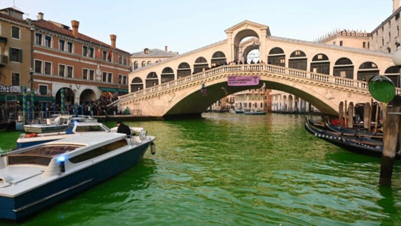 Die Umweltaktivisten von „Extinction Rebellion“ hatten am Samstag Farbstoff in den Canale Grande in Venedig und in mehrere italienische Flüsse gekippt, um gegen das „Scheitern“ der laufenden internationalen Klimaverhandlungen zu protestieren. (Bild: AFP)