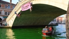 Die Umweltaktivisten von "Extinction Rebellion" hatten am Samstag Farbstoff in den Canale Grande in Venedig und in mehrere italienische Flüsse gekippt, um gegen das "Scheitern" der laufenden internationalen Klimaverhandlungen zu protestieren. (Bild: AFP)