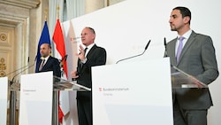 Generaldirektor für die öffentliche Sicherheit Franz Ruf (links), Innenminister Gerhard Karner (ÖVP) und der Chef der Direktion Staatsschutz und Nachrichtendienst (DSN), Omar Haijawi-Pirchner (rechts) (Bild: APA/HELMUT FOHRINGER)