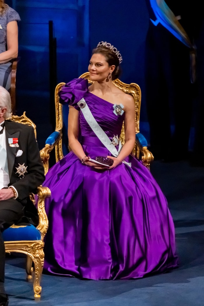 Das One-Shoulder-Kleider steht Victoria einfach ausgezeichnet!