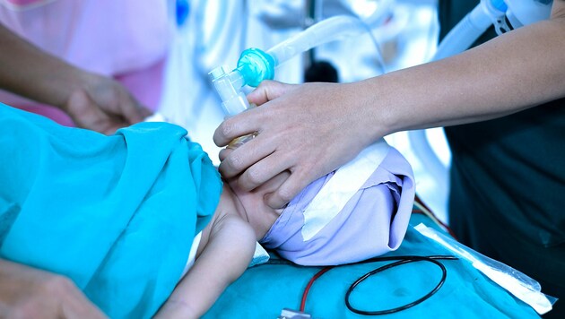 Kleines Kind bei der Vorbereitung auf eine Operation (Symbolbild) (Bild: Pijitra - stock.adobe.com)