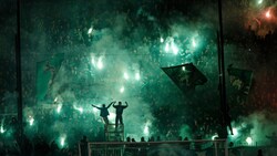 Fans von Tabellenführer Panathinaikos Athen. (Bild: APA/AFP/SOOC/Alexandros Michailidis)