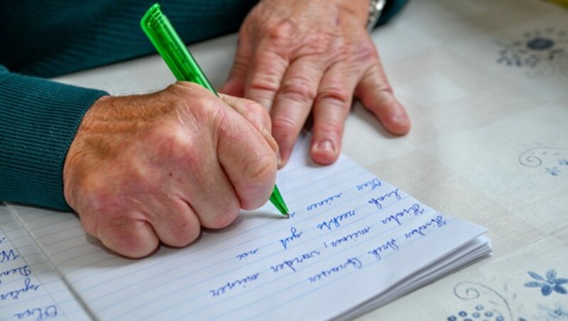 Der 61-Jährige veröffentlichte zwei Bücher - „Söbstständi“ und „Lebenszeichen gut und schön“. „Peter schreibt nach Stimmung, drückt mit wenig viel aus“, so seine Schwester. (Bild: Harald Dostal)