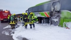 Das Feuer war gegen 7 Uhr in der Früh mitten auf der Autobahn im Flixbus ausgebrochen. (Bild: FF Poysbrunn)