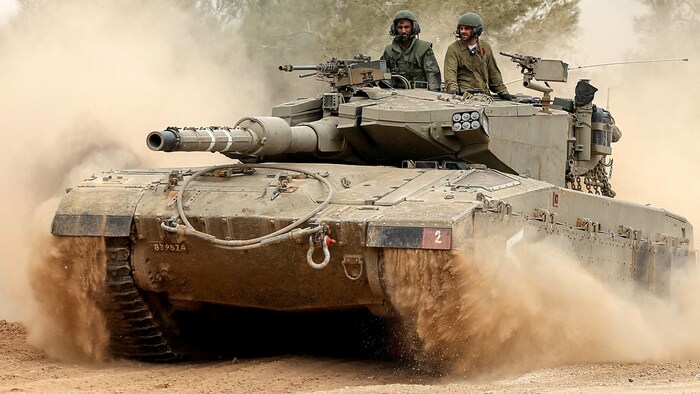 Ein israelischer Kampfpanzer an der Grenze zum Gazastreifen
