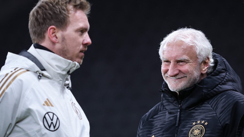 DFB-Sportdirektor Rudi Völler (re.) hat sich für einen Verbleib von Bundestrainer Julian Nagelsmann ausgesprochen. (Bild: APA/AFP/Ronny Hartmann)