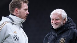 DFB-Sportdirektor Rudi Völler (re.) hat sich für einen Verbleib von Bundestrainer Julian Nagelsmann ausgesprochen. (Bild: APA/AFP/Ronny Hartmann)