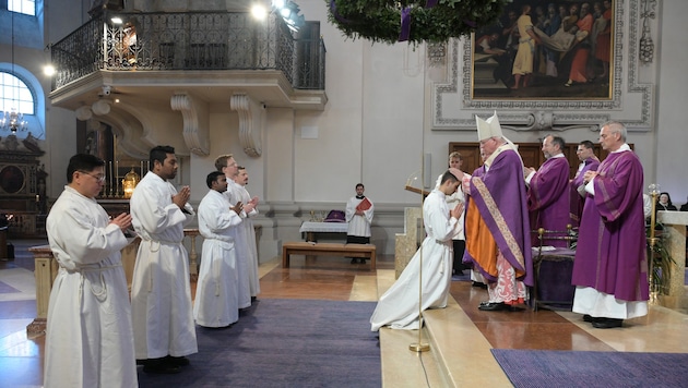 Erzbischof Lackner legte den sechs Männern die Hand auf und weihte die Priesteramtskandidaten zu Diakonen (Bild: HIWA NAGHSHI)
