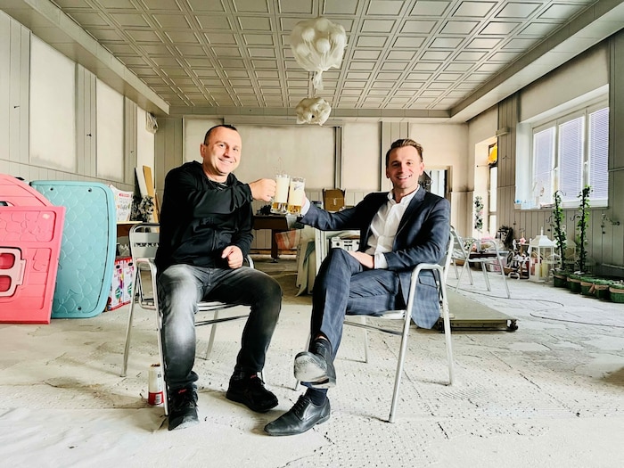 Bürgermeister Ivan Grujic (rechts) mit Unternehmer Ivica Parasilovac, der das alte ...