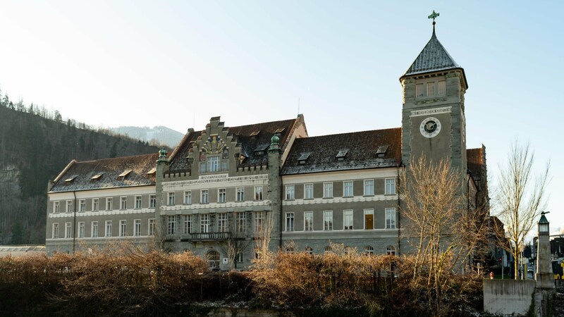 Das Gerichtsgebäude in Feldkirch kennt der Angeklagte inzwischen gut.  (Bild: DIETMAR STIPLOVSEK / APA / picturedesk.com)