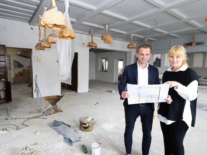 Bürgermeister Ivan Grujic und Vizebürgermeisterin Karin Vukman-Artner mit den Plänen.