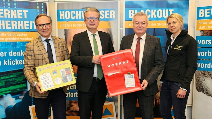 Harald Eitner, Christopher Drexler, Anton Lang und Nina Pölzl am Montag in der Grazer Landeswarnzentrale