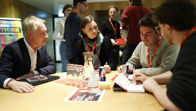 „Krone“-Geschäftsführer Gerhard Valeskini (li.) beim Brainstorming mit jungen Medienprofis (Bild: Reinhard Holl)