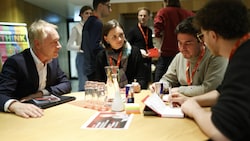 „Krone“-Geschäftsführer Gerhard Valeskini (li.) beim Brainstorming mit jungen Medienprofis (Bild: Reinhard Holl)