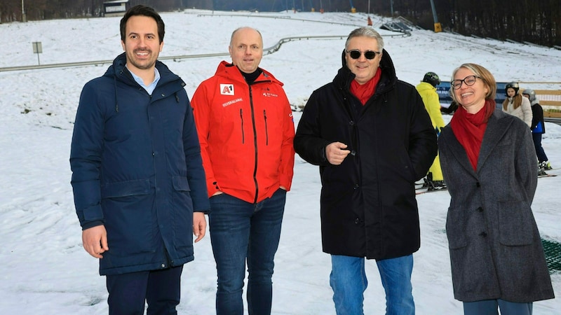 Vizebürgermeister Christoph Wiederkehr, Wiener Skipräsident Roland König, Stadtrat Peter Hacker und Penzings Bezirkschefin Michaela Schüchner (v. li. n. re.) (Bild: Peter Tomschi)