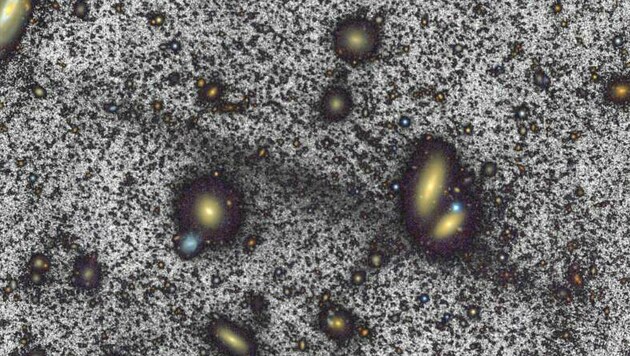 Im Coma-Galaxienhaufen haben Astronomen den längsten intergalaktischen Sternenstrom (der schräge, schmale, dunkle Streifen im Bild) entdeckt. (Bild: William-Herschel-Telescope, Roman et al.)