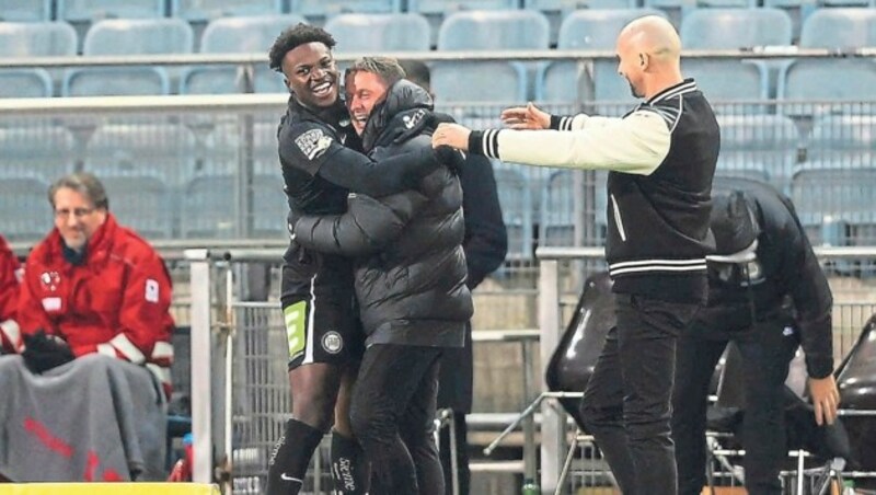 Christian Ilzer und Co-Trainer Uwe Hölzl (Mitte) freuten sich mit Seedy Jatta über sein gelungenes Comeback samt Tor. (Bild: GEPA pictures)