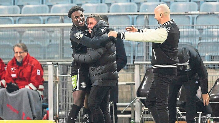 Christian Ilzer und Co-Trainer Uwe Hölzl (Mitte) freuten sich mit Seedy Jatta über sein ...