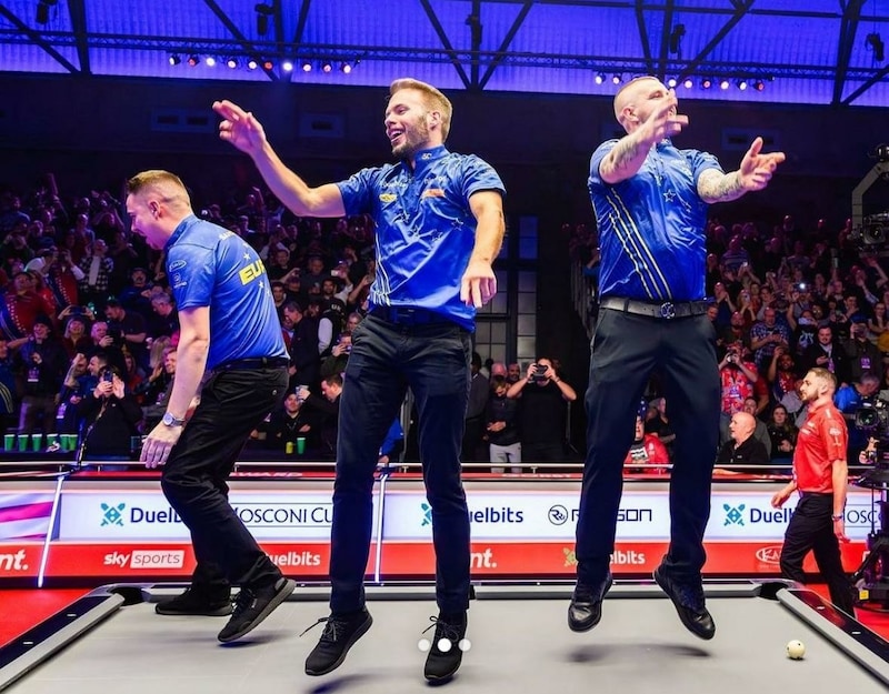 Albin Ouschan (li.) tanzte mit den Kollegen nach dem Sieg beim Mosconi Cup auf den Tischen. (Bild: zVg)