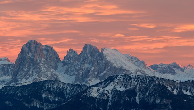Die Dolomiten vor der roten Himmelspracht. (Bild: stock.adobe.com - 2011-2016 RGB des Rene Gruber)