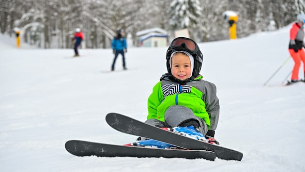 Der Saisonstart in Oberösterreichs Skigebieten ist gelungen, Winterfans fanden am Wochenende ideale Bedingungen vor – wie der vierjährige Jonas am Hochficht. (Bild: Dostal Harald)