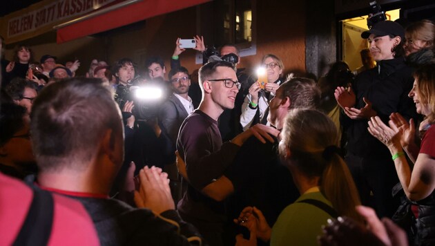 Kay-Michael Dankl und seine Mitstreiter der KPÖ feierten den Wahltriumph im vergangenen Jahr im ...