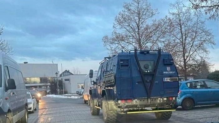 Mit Panzerwagen fuhr die Sondereinheit Cobra am Montag in Schattendorf vor.