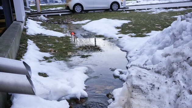 Regen und Plusgrade lassen die Schneehaufen dahinschmelzen.
