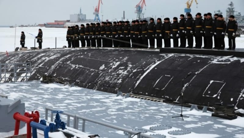 In der Sewmasch-Werft im nordrussischen Sewerodwinsk wurden zwei neue Atom-U-Boote (im Bild eines der beiden) in Dienst gestellt. (Bild: AFP/Mikhail Klimentyev)