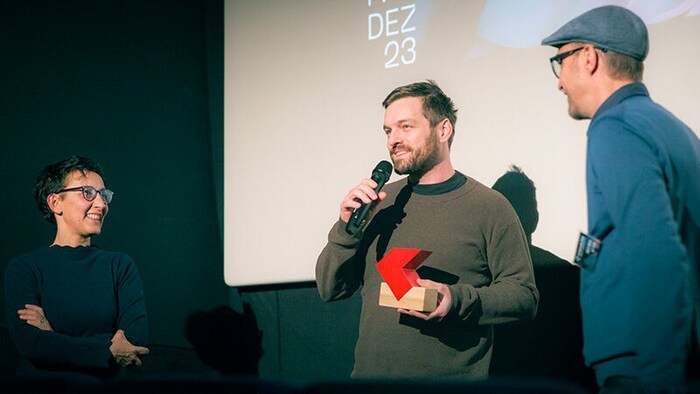 Dominik Mencej (Mitte) erhielt den K3-Langfilmpreis - hier bei der Übergabe mit den ...