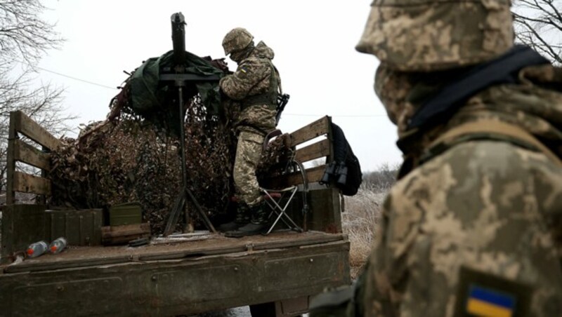 Die ukrainische Armee ist tagtäglich auf Hilfe aus dem Westen angewiesen. (Bild: APA/AFP/Anatolii Stepanov)