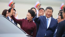 Xi mit seiner Frau Peng bei seiner Ankunft in Vietnam (Bild: AP)
