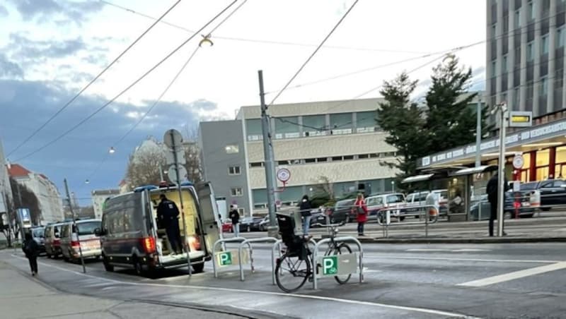 Polizisten sperrten die HTL im 20. Bezirk großräumig ab. (Bild: Leserreporter)