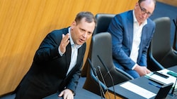 Minister Rauch (hinten) hat seine Gesundheitsreform - wenn auch mit Abstrichen - durchgeboxt. Laut SPÖ-Klubchef Kucher reicht das Geld für die neuen Maßnahmen aber bei weitem nicht.  (Bild: APA/GEORG HOCHMUTH)